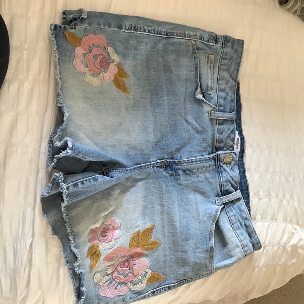 Kensie floral jean shorts